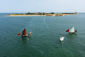 L'association des Vieux Grééments & Du Son dans les Voiles arrivent dans le port de Saint-Vaast-la-Hougue  en 2025 ©DDaguier